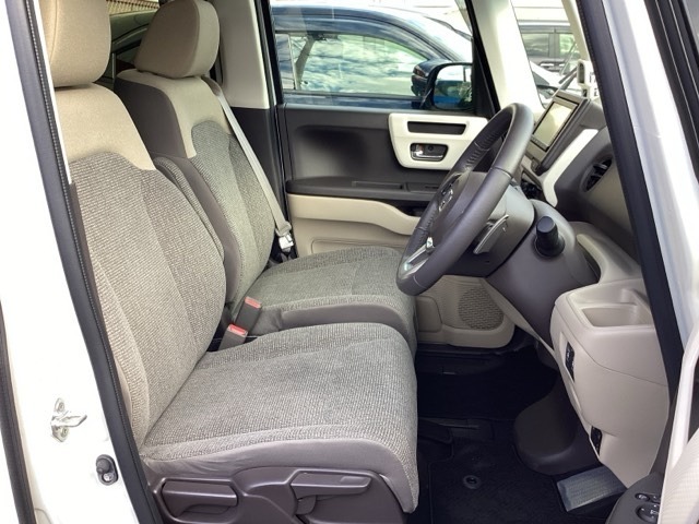 フロントは広々セパレートシート、運転席は、高さを調整できるハイトアジャスター付きです。