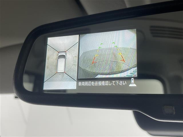 【全方位モニター】まるでクルマを真上から見下ろしたかのような視点で駐車をサポートします！クルマの斜め後ろや真横など、前後左右の4つのカメラの映像が合成されて、モニターに映し出されます。