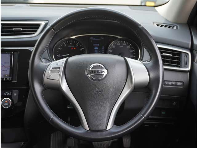 【シンプルなハンドル】ハンドルはシンプルなデザインとなっております☆軽くて運転がしやすいですよ☆