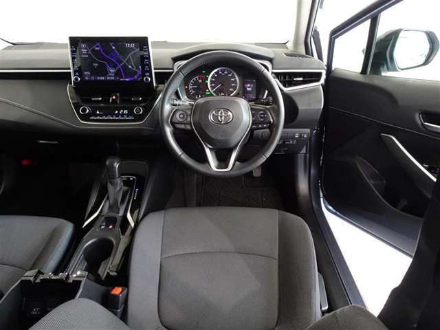 革巻きステアリングで快適な操作性の運転席です。