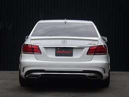 トランクスポイラー装着 AMGパッケージにてリアビューもスポーティになっています。