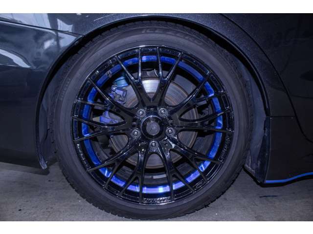 タイヤサイズは225/45R18です。
