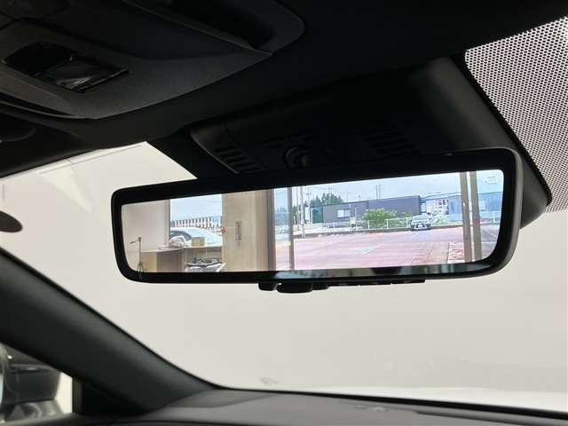【デジタルインナーミラー】後部座席の同乗者などで後方が見えにくい場合でも映像表示で視界を確保。切替レバーで鏡面ミラーモードにも変更できます。