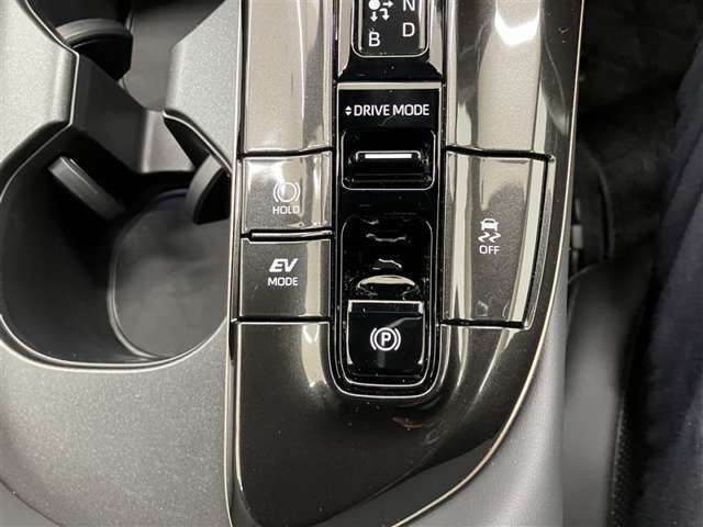 【電動パーキングブレーキ】オートモードのときは、シフトレバーの操作に応じてパーキングブレーキが自動で作動♪