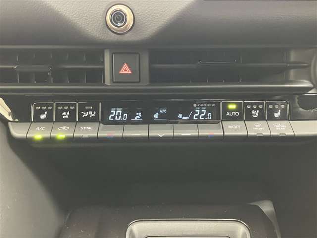 【左右独立温度コントロールオートエアコン】左右で設定温度を変えることが出来ます！運転席は冷えた風・助手席優しい温度の風など、同乗する方に合わせることが可能です。