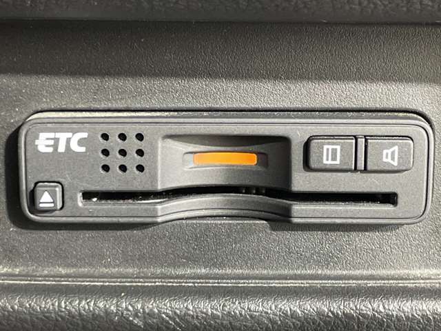 【ETC】有料道路を利用する際に料金所で停止することなく通過できる、ETC車載器（ノンストップ自動料金収受システム機器）が装備されています。セットアップを行うことで利用可能になります。