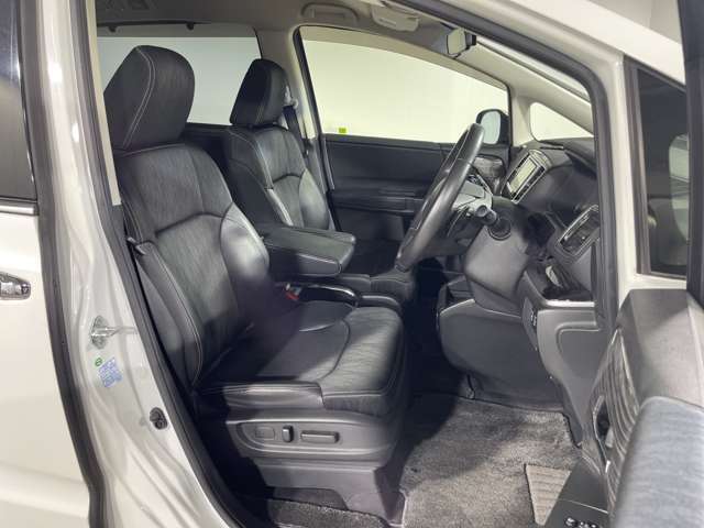 【運転席】座り心地が良いシートなので長時間の運転でも快適にお過ごしいただけます。新品のフロアマットのご注文も可能です。掲載箇所以外にご希望の写真がございましたらお気軽にお問い合わせ下さい。