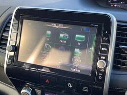 【純正ナビ】人気の純正ナビを装備。オーディオ機能も充実しており、Bluetooth接続すればお持ちのスマホやMP3プレイヤーの音楽を再生可能！毎日の運転がさらに楽しくなります！！