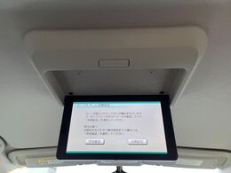 【フリップダウンモニター】大画面モニターで後席でもエンタメをお楽しみいただけます。小さなお子様にも大人気の装備です♪