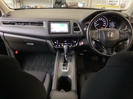 車内は光触媒抗菌消臭施工済です。インパネ周りはスタイリッシュなデザインで機能や装備も充実しています。グローブボックスやカップホルダーのほかにトレーなどたくさんの収納スペースが付いています。