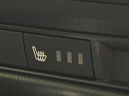 【前席シートヒーター】寒い日に重宝するシートヒーター！エアコンより早く温まってくれるので寒がりの人も安心ですね♪エアコンの温風は乾燥するから苦手、という方にもをおすすめです。