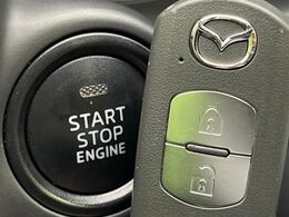 【アドバンストキー】カバンやポケットに入れたままでもドアの施錠・解錠が可能なスマートキーを装備。エンジンのオン・オフ時もカギを取り出す必要が無いからとっても便利です♪