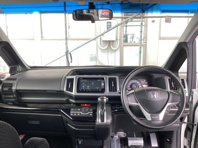 フロントガラスが大きく、ワイドな視界で運転もしやすくなるように、設計されています。