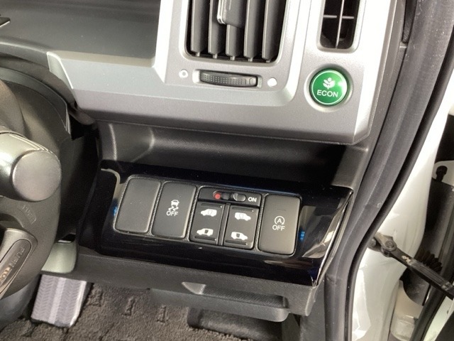 パワースライドドアの開閉はスマートキーのリモコンやドアノブは勿論、運転席側のスイッチ操作でも開閉ができ、安全・簡単です。