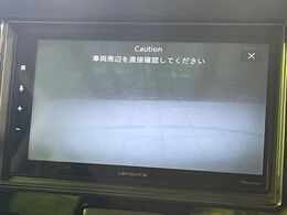 【バックカメラ】駐車時に後方がリアルタイム映像で確認できます。大型商業施設や立体駐車場での駐車時や、夜間のバック時に大活躍！運転スキルに関わらず、今や必須となった装備のひとつです！