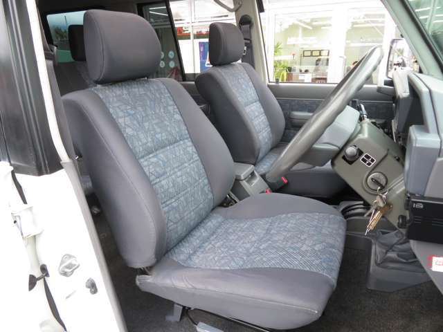 人間工学に基づき設計されたシートは、長距離の運転でも疲労が溜まりにくい構造となっております☆前後スライド、リクライニング機能はもちろん、腰当ての角度調整まで付いています♪