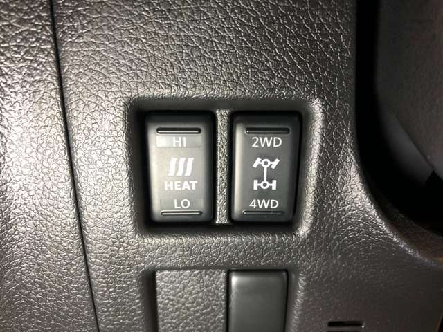 4WDと2WDの切替スイッチ付きです。