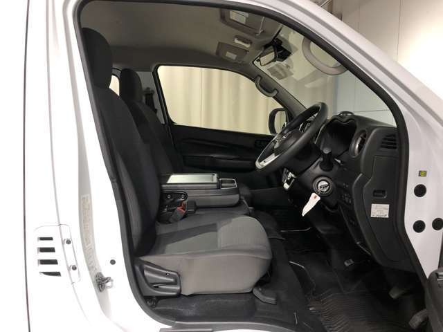 運転席も広々でゆったりとした気分で運転できます☆