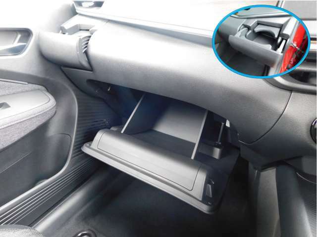グローブボックスには車検証入れを入れられます。　助手席側のカップホルダー装備（運転席側にもございます。）