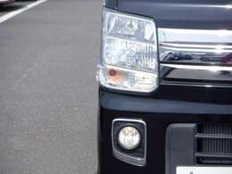 【LEDヘッドランプ】ハロゲンヘッドランプの約2倍の光量でより明るく遠くを照射。視認性、長寿命、省電力に優れ、スタイリッシュな白光色も魅力