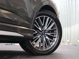 オシャレは足元から。サスペンションは硬すぎずしなやかな乗り心地に貢献しています。さらにローアンドワイドの佇まいがスポーティ！