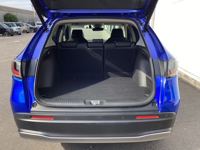 テールゲートを開けるとラゲッジルームがあるので荷物を収納できます。