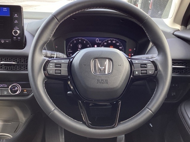 手になじむ感覚のステアリングです。さわり心地、デザイン性、操作性にこだわったアイテムです。