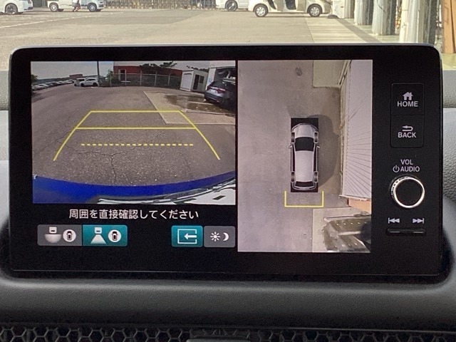 3ビュー切り替えやガイド線表示のバックカメラで、バックでの車庫入れも安心です。