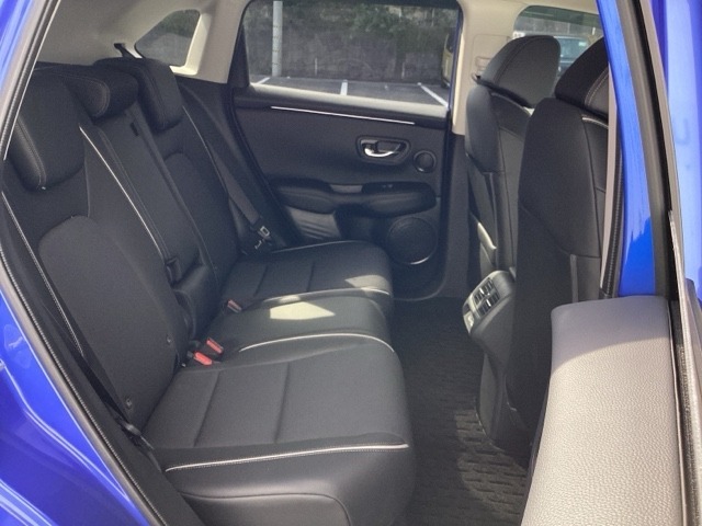 広々リアシートです。不要なときは収納しておけますよ。ラゲッジルームも広がります。