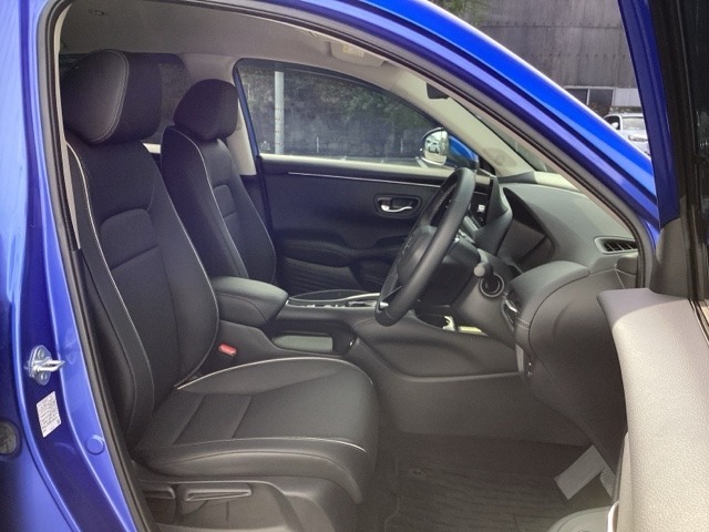 フロントは運転席と助手席が別々の広々としたセパレートシートです、運転席は、高さを調整できるハイトアジャスター付きです。