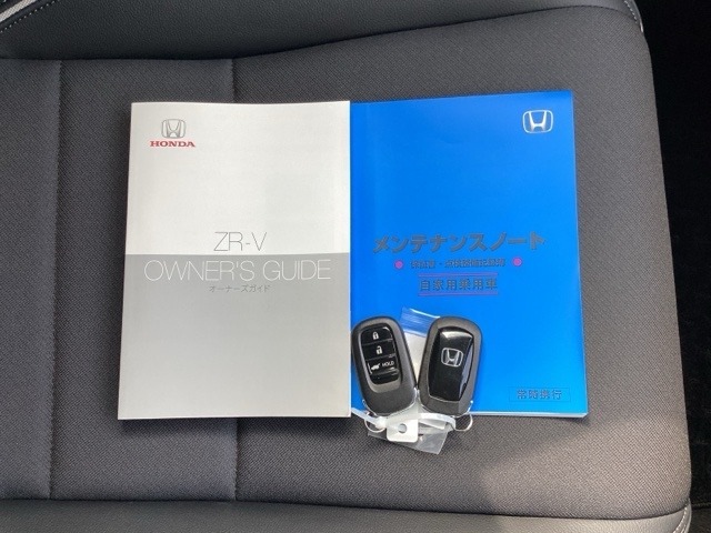 メンテナンスノート【整備記録簿】、取説も揃ってます。スマートキーはバッグなどにしまったままボタン操作でエンジンの始動・停止ができて大変便利です。