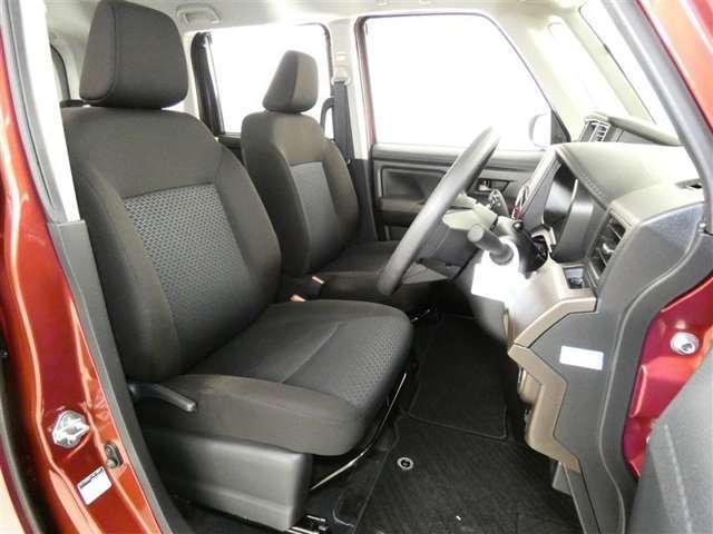 高いホールド性で運転姿勢が安定します。長距離ドライブでも疲れにくいのが魅力です。快適なドライビングライフをお送りください♪