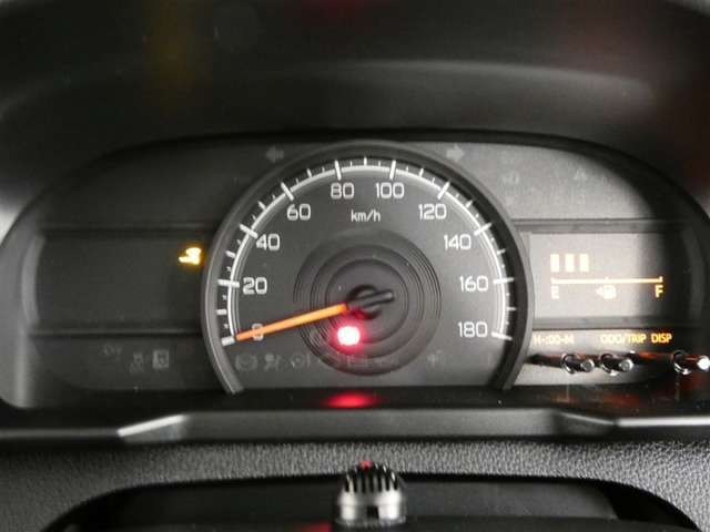 とっても見やすいメーターです。夜間時はラグジュアリーな気分にさせてくれる照明が魅力ですので、夜のドライブも楽しみになりますよ♪