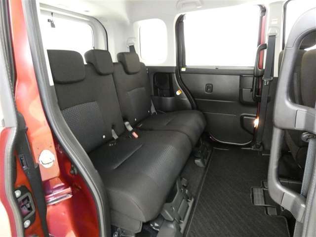 ゆとりある広々とした車内空間は、ドライブを始め買い物やレジャーなど、幅広く活躍します。一人でもみんなとでもお出かけを楽しみましょう！