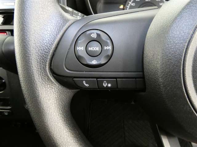 【ステアリングスイッチ】ステアリングから手を伸ばさなくても簡単にオーディオコントロールできますので、安全ですね。
