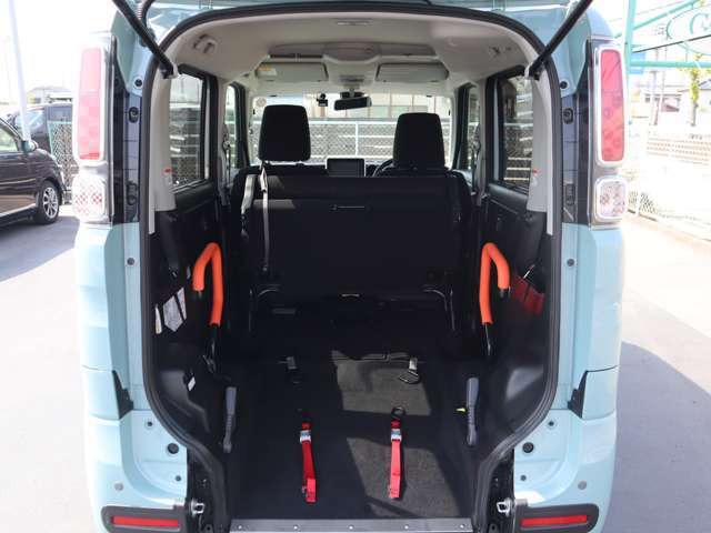 リヤシートを前方に跳ね上げて車いすの方が入ります。 車いすの方1名と他に2名の3人乗りです。
