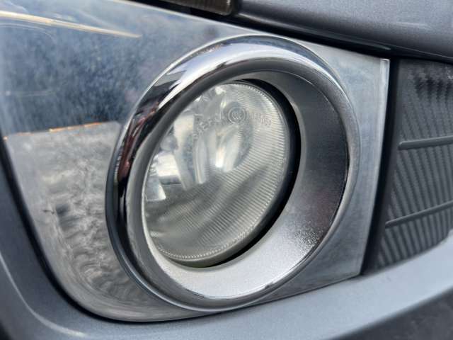 フロントフォグランプが装備されております♪夜の暗い道や雨天時など視界の悪い時に道を照らして視界を広げてくれるので装備されていると安心ですね♪