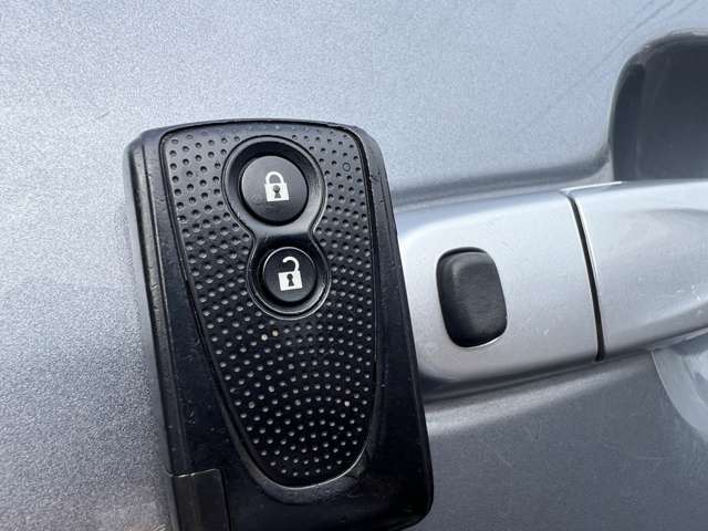 スマートキーが装備されておりますのでカバンやポケットの中など持っていればドアのロックやアンロック、エンジンスタートなどが可能です♪