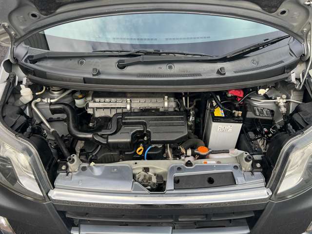 エンジンルームはクリーニング済みです♪エンジンは吹け上がりも良く変速もスムーズです♪タイミングチェーンですのでタイミングベルトのように10万km毎による交換などの心配も必要ございません♪