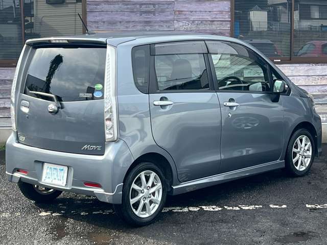 リアはプライバシーガラスとなっておりますので安全性も良好です♪ハイマウントランプ付きトランクスポイラーも装備しています♪