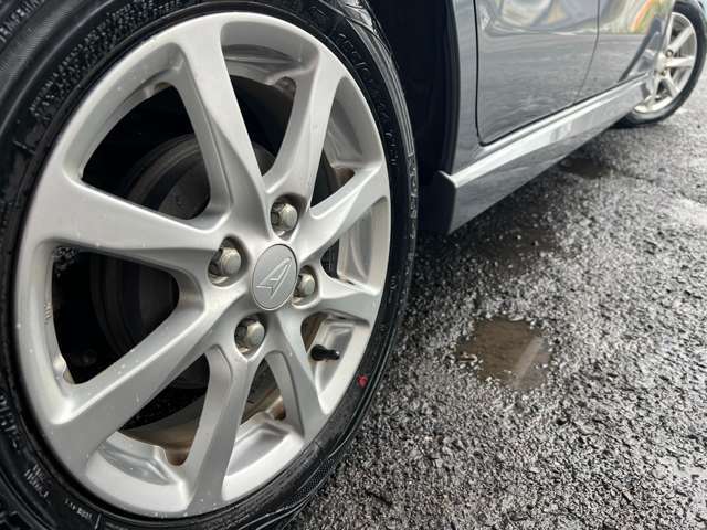 純正14インチアルミホイールが装備されております♪ダスト汚れやガリ傷なども少なくキレイな状態です♪ボディーは背景が映り込む程艶やかでキレイな状態になっております♪