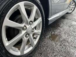 純正14インチアルミホイールが装備されております♪ダスト汚れやガリ傷なども少なくキレイな状態です♪ボディーは背景が映り込む程艶やかでキレイな状態になっております♪