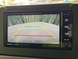【バックカメラ】駐車時に後方がリアルタイム映像で確認できます。大型商業施設や立体駐車場での駐車時や、夜間のバック時に大活躍！運転スキルに関わらず、今や必須となった装備のひとつです！