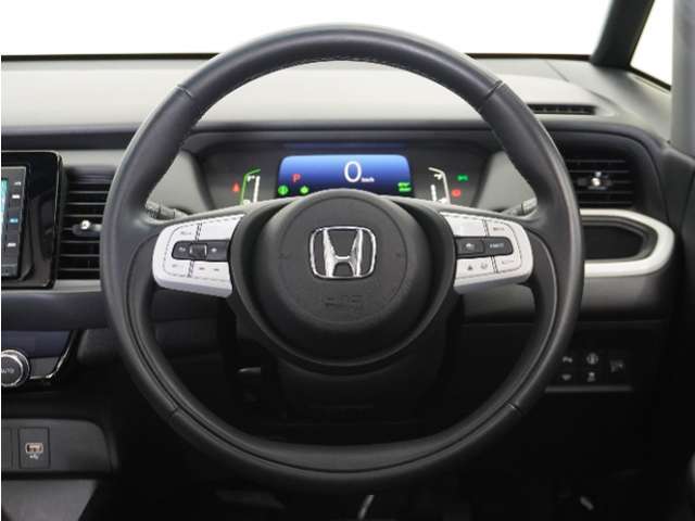 【Honda SENSING】 カメラ等装置で精度の高い検知能力を発揮、安全運転を支援します。ステアリング上のコントローラーに注目！