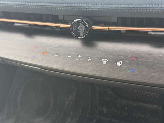 【オートエアコン】　　　木目調のフィニッシャーに浮かび上がるハプティクススイッチや音声でエアコン等を操作。