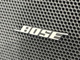 【BOSEサウンドシステム】メーカーオプションの高品位サウンドシステムを搭載。専用のチューニングが施された大小様々なスピーカーから良質なサウンドが奏でられ、臨場感あふれる音響空間を演出します。