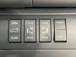 【両側パワースライドドア】スマートキーや運転席のスイッチで後席両側スライドドアの開閉が可能♪電動だから力を入れてドアを開ける必要が無く、小さなお子様でも簡単に開け閉めでき快適です♪