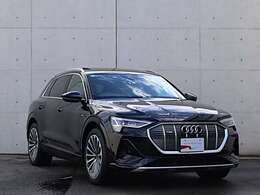 ●サイドラインはフロントからリヤまで伸びる一直線の水平ラインを基調とした上品なデザインです。リヤデザインは厚みがあり、後続車のドライバーに、安定感、重厚感を感じさせるAudiらしいデザインです。