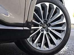 ●オシャレは足元から。サスペンションは硬すぎずしなやかな乗り心地に貢献しています。さらにローアンドワイドの佇まいがスポーティ！