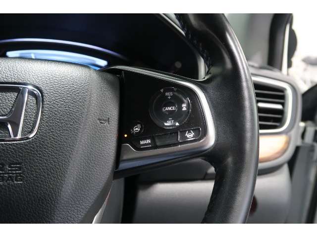 Hondaセンシングの機能のひとつ、アダプティブクルーズコントロール付！アクセルから足を離しても設定したスピードと前車との車間を保ち走行してくれます！車線維持もアシスト☆高速道路で疲労軽減ですね☆